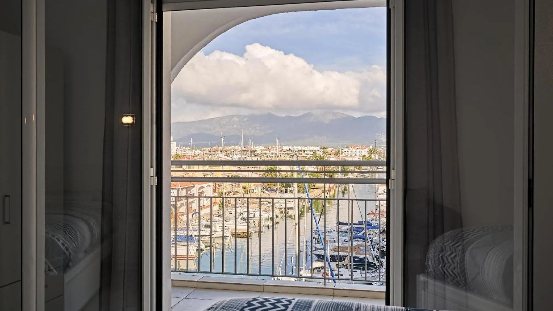 Apartment Ferienwohnung Fuer 4 Personen Ca 70 Qm In Empuriabrava, Costa Brava Golf De Roses